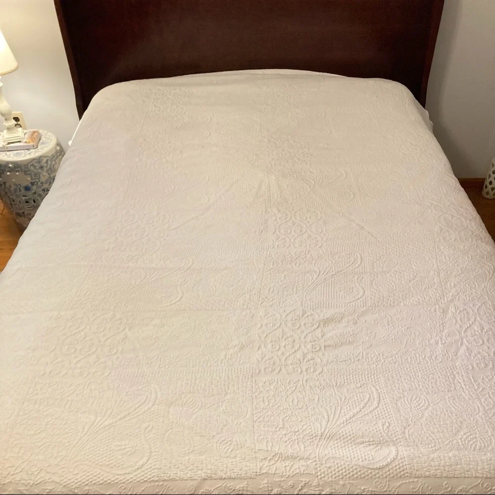 White Coverlet Textured Bedspread Blanket